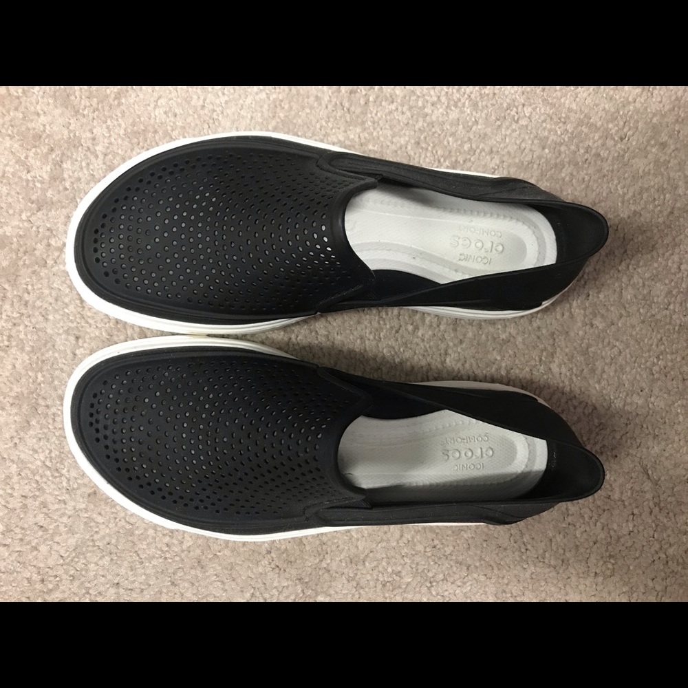 🌟 Crocs slip ons